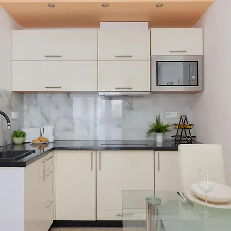 Apartment Stylish With A Balcony In Close To The Airport By Renters *
