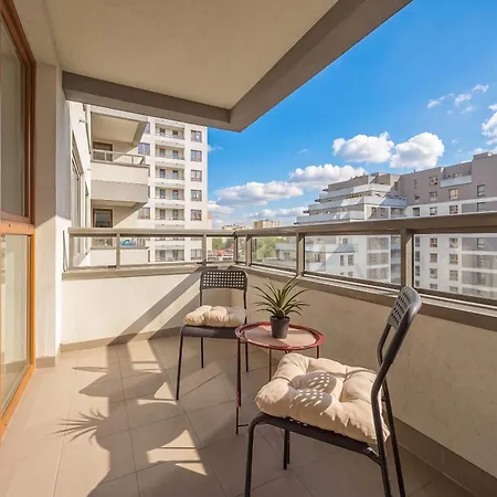 Stylish With A Balcony In Close To The Airport By Renters