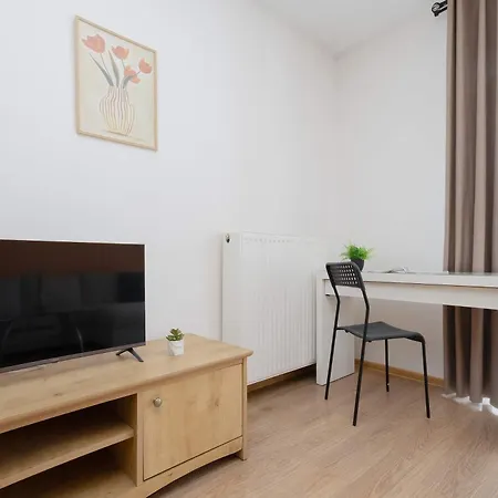 Stylish With A Balcony In Close To The Airport By Renters Apartment *
