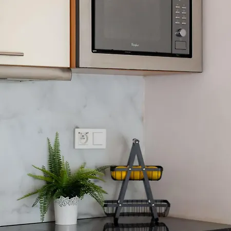 Stylish With A Balcony In Close To The Airport By Renters